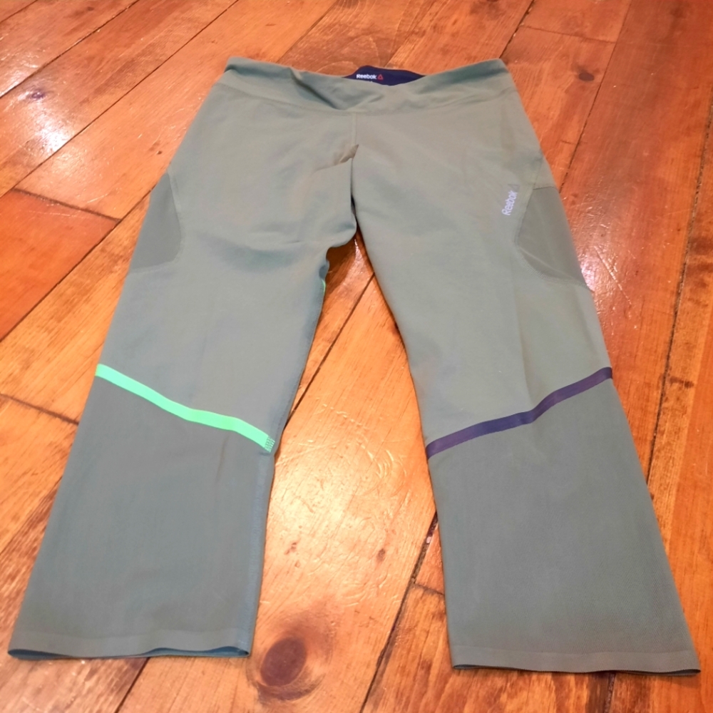 Reebok Olive Green Cropped Athletic Leggings. Size M